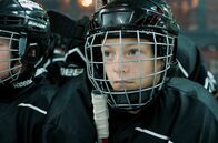 Close – Aus Angst, angreifbar zu werden, zieht sich Léo (Eden Dambrine) aus der Freundschaft mit Rémi zurück, sucht Anschluss bei einer Jungengruppe und beginnt Eishockey zu spielen.