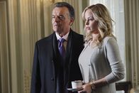 Castle – Bobby Fox (Ray Wise, l.) und Maggie Vega (Chandra West, r.) geraten in Verdacht, etwas mit dem Mord an Cano Vega zu tun zu haben ...