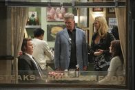 How I Met Your Mother – Ted, Marshall und Lily wollen Barney (Neil Patrick Harris, l.) und Robin (Cobie Smulders, r.) auseinanderbringen, da sie sich ununterbrochen streiten, und hoffen dabei auf die Hilfe von Alan Thicke (Alan Thicke, 2.v.l.) und Meg (April Bowlby, 2.v.r.) ...