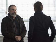 Homeland – Saul (Mandy Patinkin, l.) muss feststellen, dass Dar Adal ihm einen Schritt voraus ist und somit Keane (Elizabeth Marvel, r.) mit ihm und Carrie nichts mehr zu tun haben möchte ...