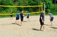 Lebensretter – Die Männer der Feuer- und Rettungswache Chemnitz 2 beim Dienstsport am Volleyballnetz.