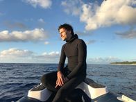Wasser – Uli Kunz fährt bei Rarotonga aufs Meer, um mit den Walen zu tauchen.