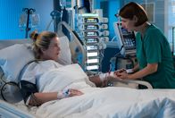 In aller Freundschaft – ARD/MDR IN ALLER FREUNDSCHAFT 1097 , "Bang ums Herz" Uhr im ERSTEN. Ab 03.06.2025, 21:00 Uhr in der ARD-Mediathek. Prof. Dr. Maria Weber (Annett Renneberg, re.) versucht Sarah Marquardt (Alexa Maria Surholt, li.) klarzumachen, wie lebensnotwendig es für sie ist, dass sie in die Operation endlich einwilligt.