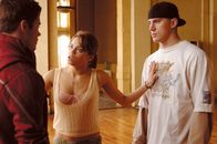 Step Up – Zunächst muss Nora (Jenna Dewan, M.) immer wieder Streitereien zwischen Tyler (Channing Tatum, r.) und Mitschülern schlichten. Doch dann besinnt sich der explosive junge Mann seiner wirklichen Qualitäten ...