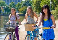 Emm@s Ch@troom – Die Freundinnen sind bestürzt, als Jackies Tasche mit dem Handy in den See fällt. v.li.n.re.: Ally (Marny Kennedy), Emma (Sophie Karbjinski) und Jackie (Charlotte Nicdao)