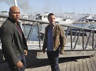 Navy CIS: L.A. – Eine FBI-Streife hält Sam (LL Cool J, l.) und Callen (Chris O'Donnell, r.) auf offener Straße an und verhaftet Sam, da er beschuldigt wird, eine junge Frau umgebracht zu haben ...