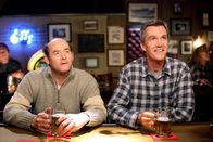 The Middle – Frankie möchte, dass sich Mike (Neil Flynn, r.) mit dem neuen Nachbarn Jeff (David Koechner, l.) anfreundet und fädelt geschickt ein Treffen mit Jeff ein. Die beiden Männer verstehen sich gut, doch als Mike erfährt, dass Frankie da ihre Finger im Spiel hatte, wird er wütend ...