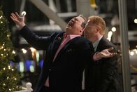 Modern Family – Mitchell (Jesse Tyler Ferguson, r.) hat sich etwas Besonderes einfallen lassen, um Cameron (Eric Stonestreet) zu seinem Geburtstag zu überraschen.