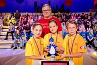 1, 2 oder 3 – Das gelbe Team aus Pressbaum/Österreich freut sich über den Pokal.