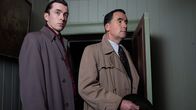 Magpie Murders – Fraser (Matthew Beard, l.) und Matthew Beard (Tim McMullan, r.)