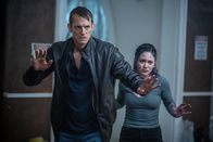 Montagskino im ZDF: The Silent Hour – Bei seinem Versuch, die Mordzeugin Ava Fremont (Sandra Mae Frank, r.) zu beschützen, trifft Detective Frank Shaw (Joel Kinnaman, l.) auf einen Verräter aus seiner Polizeieinheit.