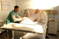 The Rookie – Krankenpfleger Gino Brown (Cameron J. Armstrong) versorgt den Patienten Cambis Borrin (John Billingsley).