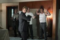 The Mentalist – Die von Red John ermordete Kira Tinsley hat Patrick Jane vor ihrem Tod anvertraut, dass Red John eine Tätowierung mit 3 Punkten auf seiner Schulter trägt. Patrick Jane (Simon Baker, vorne) will alle verbliebenen Red John-Verdächtigen zu einem gemeinsamen Treffen überreden, bei dem er herausfinden will, wer eine solche Tätowierung hat ...