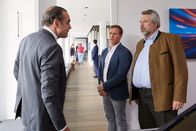 Die Rosenheim-Cops – Der Geschäftspartner des Toten, Georg Huber (Miguel Abrantes Ostrowski, l.), wird von den Kommissaren Stadler (Dieter Fischer, r.) und Bach (Patrick Kalupa, M.) befragt. Kann er zur Aufklärung des Mordfalls beitragen?