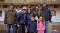 Im Wandel der Zeit - 3 Familien - 3 Generationen – Familien Hasenauer. Vater, Sohn und Enkel Hasenauer, die aus einer Landwirtschaft einen erfolgreichen Tourismusbetrieb aufbauten.