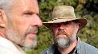 Die einfachen Dinge – Zwischen dem grummeligen Eigenbrötler Pierre (Grégory Gadebois, re.) und dionysischen Tech-Champion Vincent (Lambert Wilson, li.) entsteht eine besondere Freundschaft.