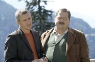 Die Rosenheim-Cops – Ulrich Satori (Markus Böker, li.) und Korbinian Hofer (Joseph Hannesschläger) bei der Vernehmung.