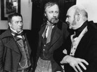 Onkel Bräsig – Notar Slusuhr (Dieter Wagner, rechts), David (Lutz Kraft, Mitte) und Pomuchelskopp (Joachim Wolff, links) haben eine geschäftliche Besprechung.