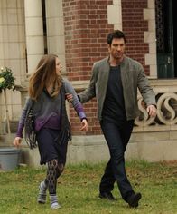 American Horror Story – Ben (Dylan McDermott, r.) möchte unbedingt, dass Violet (Taissa Farmiga, l.) ihn ins Krankenhaus begleitet ...