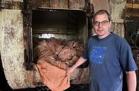 Handwerkskunst! – In riesigen, hölzernen Waschmaschinen gerbt Thomas Martin Leder mit Baumrinde und Wasser. Hier in Tuttlingen wird seit 400 Jahren Sohlenleder hergestellt.