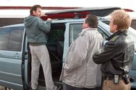 Die Rosenheim-Cops – Gabor Szabo (Zsolt Bacs, l.) war zur tatzeit surfen, ein ungewöhnliches Hobby für einen Artisten finden Rosenheim-Cop Korbinian Hofer (Joseph Hannesschläger, m.) und Polizist Michael Mohr (Max Müller).