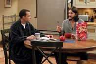 Two and a Half Men – Während Walden (Ashton Kutcher, r.) das Haus umgestalten will, entwickelt Alan (Jon Cryer, l.) über Charlies Verlust eine tiefe Persönlichkeitskrise ...