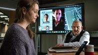 Tatort – Video-Telefonat mit dem Entführer: Jan Künitz (Mathilde Bundschuh) spricht im Präsidium mit Daniel Huberty (Stephan Kampwirth, Mitte), der sich mit seinen Geiseln auf dem entführten Schiff aufhält. Kommissar Freddy Schenk (Dietmar Bär, r) beobachtet die Reaktionen der jungen Frau.