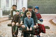 Mary Poppins' Rückkehr – Abenteuerliche Fahrt ins Glück, l-r: Emily Mortimer als Jane Banks, Nathanael Saleh als John, Pixie Davies als Annabel, Julie Walters als Ellen, Joel Dawson als Georgie, Lin-Manuel Miranda als Jack, Emily Blunt als Mary Poppins