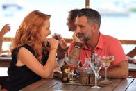 Death in Paradise – Noch genießen Sophie Boyd (Amy Beth Hayes) und ihr fester Freund Tom Lewis (John Marquez) ihre Zeit zu zweit. Doch schon kurz nach ihrem Treffen verschwindet Tom. Er wurde ermordet.