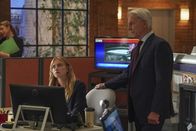 Navy CIS – Ellie Bishop (Emily Wickersham, l.); Leroy Jethro Gibbs (Mark Harmon, r.)