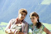 Der Bergdoktor – Lisbeth (Monika Baumgartner, l.) und Lilli (Ronja Forcher, r.) argwöhnen: Ist Martin (Hans Sigl) verliebt?