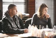 Castle – Javier (Jon Huertas, l.) und Beckett (Stana Katic, r.) nehmen ihren Kollegen Kevin Ryan aufs Korn ...