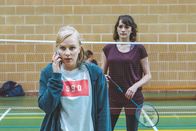 Dead Pixels – Meg (Alexa Davies, l.) erfährt mitten auf einem Doppel-Date, dass sie bei "Kingdom Scrolls" gebraucht wird. Ihre Freundin Alison (Charlotte Ritchie, r.) schaut skeptisch zu.