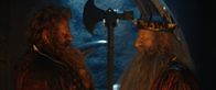 Der Herr der Ringe: Die Ringe der Macht – Zwergenkönig Durin III. (Peter Mullan, r.) will herausfinden, was die Elben im Schilde führen. Er schickt seinen Sohn Prinz Durin IV. (Owain Arthur, l.) nach Lindon.