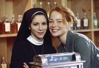 Um Himmels Willen – MDR Fernsehen UM HIMMELS WILLEN V. STAFFEL FOLGE 59, "Planspiele" Uhr. Barbara (Anna-Luise Kiss, r.) gesteht Gina (Donia Ben-Jemia, l.), dass sie sich verliebt hat.