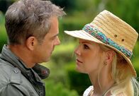 Das Traumhotel – Schau mir in die Augen: Zwischen Lara (Ivonne Schönherr) und Simon (Florian Fitz) funkt es ganz gewaltig. Weiteres Bildmaterial finden Sie unter www.br-foto.de.