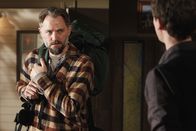 Criminal Minds – Joseph Lanhams (David Meunier, l.) Sohn wurde tot aufgefunden, nachdem er im Herbst zuvor bei einer Zelttour entführt worden war. Reid (Matthew Gray Gubler, r.) und seine Kollegen beginnen sofort mit den Ermittlungen ...