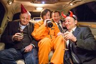 Wilsberg – Junggesellenabschied! Trauzeuge Wilsberg (Leonard Lansink, li.), Noch-Junggeselle Ekki (Oliver Korittke, 2.v-li.), Overbeck (Roland Jankowsky, 2.v.re.) und Ekkis Chef Grabowski (Vittorio Alfieri) wollen es richtig krachen lassen.