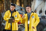 Mayday - Alarm im Cockpit – KAIB-Ermittler (gespielt von Daniel Park und Hintergrunddarstellern) untersuchen das Wrack von Air China Flug 129.