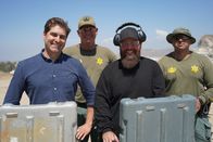 Kawumm! - Die explosive Science-Show – Tory and Tommy pose with members of the Riverside Bomb Squad