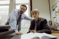 The Office – David (Ricky Gervais, l.) besucht regelmäßig seinen alten Arbeitsplatz, hier mit Gareth Keenan (MacKenzie Crook).