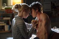 The Amazing Spider-Man – Als Gwen (Emma Stone, l.) Peter (Andrew Garfield, r.) schwer verletzt vorfindet, bleibt dem Jungen keine andere Wahl, als ihr zu gestehen, dass er der gesuchte Spiderman ist, der New York in Atem und ihren Vater zum Narren hält. Kann sie ihm verzeihen?