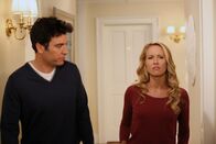 How I Met Your Mother – Als der Konflikt zwischen Robin und Loretta eskaliert, sieht sich Barney plötzlich inmitten der Kampfeshandlungen gefangen, während sich Ted (Josh Radnor, l.) mit Cassie (Anna Camp, r.) einen Leuchtturm anschauen will ...