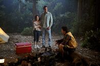 The Middle – Bei einem Campingausflug mit den Kindern erinnern sich Frankie (Patricia Heaton, l.) und Mike (Neil Flynn, M.) an ihre Flitterwochen. Mikes Schulfreund Nicky Kohlbrenner (Ray Romano, r.) hatte den beiden die Hochzeitsreise damals gründlich verdorben ...