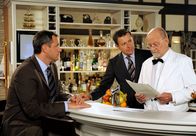 Rote Rosen – ARD ROTE ROSEN FOLGE 1163 Uhr im ERSTEN. Alfred (Rolf Nagel. r. mit Hermann Toelcke, M.) erfährt durch Torben (Joachim Kretzer, l.), dass sich ein Rechtsstreit jahrelang hinziehen kann.