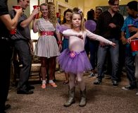 Young Sheldon – Missy (Raegan Revord, M.) ist begeistert, als sie wegen ihres Bruders Sheldon plötzlich auf eine Party kommt. Unterdessen erlebt Sheldon den Beginn eines möglichen intellektuellen Untergangs, als er in einem Test kein A bekommt ...