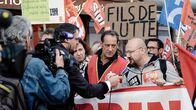 Streik – Im französischen Agen droht dem Werk der Perrin-Industrie, dem einzigen größeren Arbeitgeber der Region, die Schließung - obwohl die gut tausend Werktätigen schon Zugeständnisse bei Lohn und Arbeitszeiten gemacht hatten, um ihre Jobs zu erhalten, und trotz Rekordgewinnen. Gemeinsam wollen die Arbeiter und Arbeiterinnen gegen die Schließung des Werks protestieren. - Die Arbeiter und Arbeiterinnen versuchen gemeinsam mit Gewerkschafter Laurent Amédéo (Vincent Lindon, 2.v.r.), ihre Arbeitsplätze mit aller Kraft zu retten.