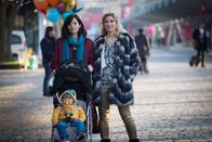 Profiling Paris – Eigentlich sollte der Tag auf dem Rummel für Adèle (Juliette Roudet, l.) und Jess (Diane Dassigny, r.) ein schöner werden, doch dann wird plötzlich ein Kind vor ihren Augen entführt ...