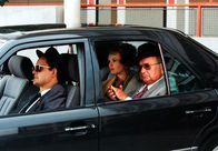 Muttertag – v.li.: Fahrer (Niki List), Sekretärin (Nicole Nell), Mayor (Fritz Muliar).