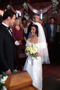 Charmed - Zauberhafte Hexen – Cole (Julian McMahon, l.) und Phoebe (Alyssa Milano, r.) heiraten im Mausoleum auf dem Friedhof im Zeichen des Bösen und werden von einem Dämonenpriester getraut.